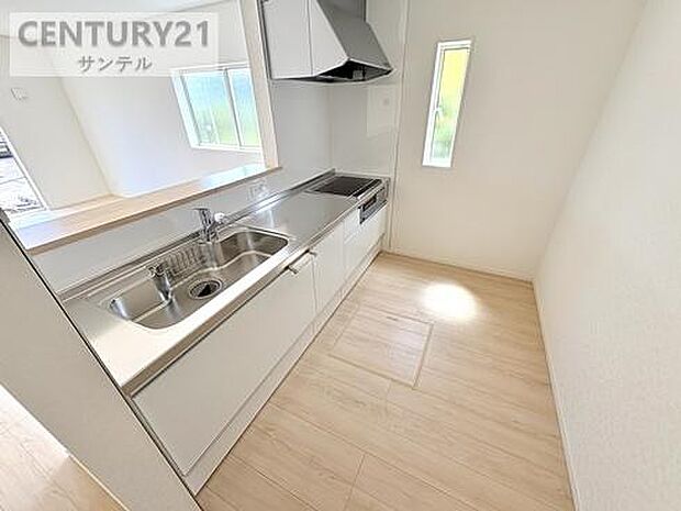 シンクからコンロ、冷蔵庫への移動がスムーズなレイアウト。3口コンロで時短調理も叶います。水回りへのアクセスも良く、家事の合間に洗濯など他の作業も並行しやすい、忙しい毎日を支える高効率なキッチンです。