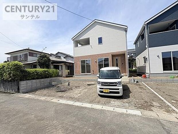 駐車場は3台駐車可能!※車種による。スペースも広く駐車が苦手な方でも楽に駐車可能です(^^♪