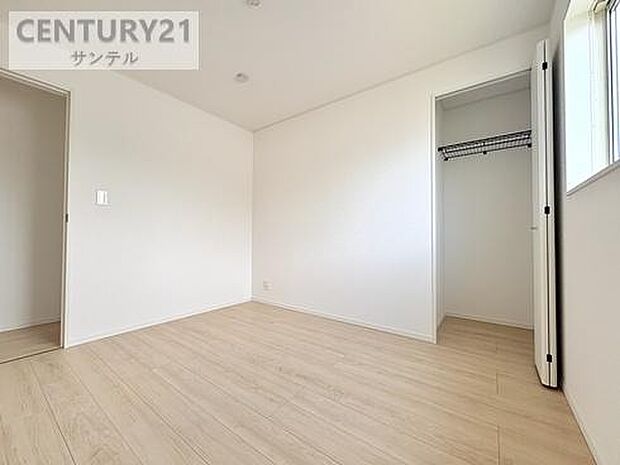 階段からアクセスしやすく、1階にいる家族とも程よい距離感を保てるお部屋。風通しも良く、お子様の学習環境に最適です。収納完備で、学用品や衣類もスッキリ。自立心を育む自分だけの空間です。