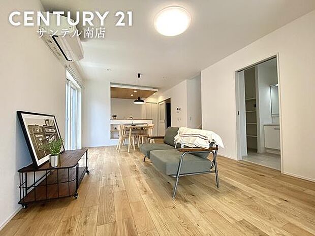 明るく、落ち着きのあるリビング♪ダイニングスペースも含めてゆとりのあるスペースで、ご家族でお食事や団らんしたり、ゆったりとしたご家族の時間を過ごせます♪