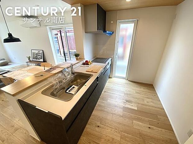 カウンターキッチンにIH3口コンロ付きで、毎日のお料理も快適。会話を楽しみながら調理ができ、ご家族との時間も大切にできます。