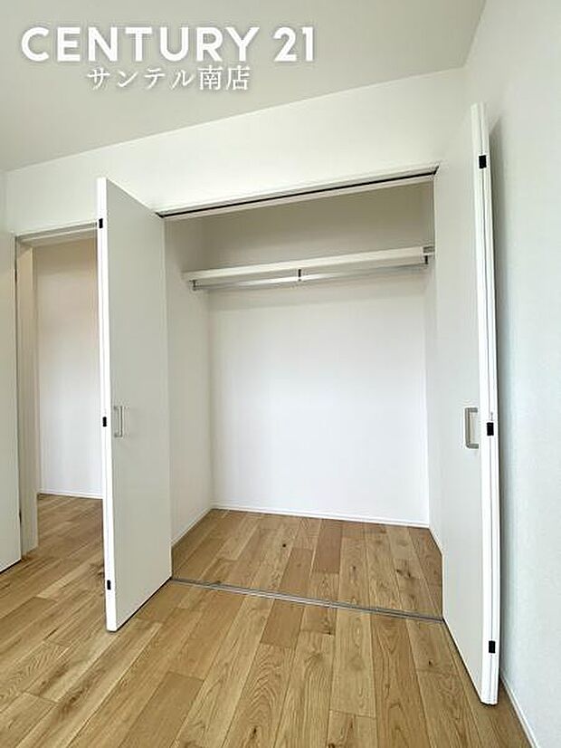 洋室のクローゼットです!ご家族様、皆様の洋服などを整理しやすい仕様の収納です。