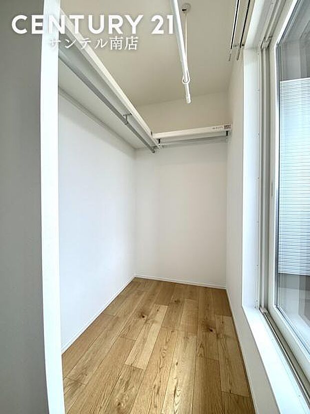 バルコニーの前には雨の日でも洗濯物を室内に干せるサンルームもございます。