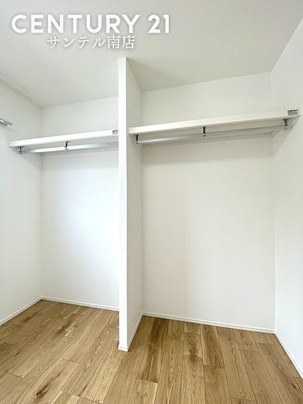 お洋服の出し入れがしやすいオープンクローゼットです。