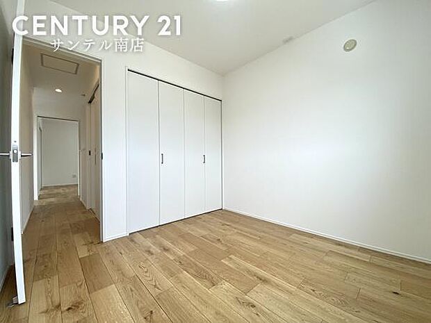 余裕のある洋室です!風通し良好です(^^♪大容量のクローゼット収納も完備しております!