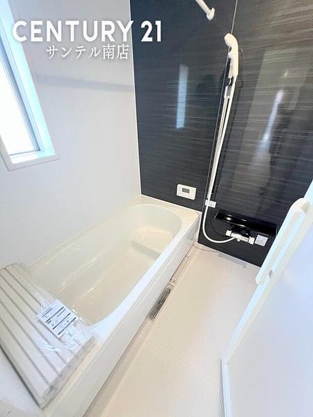 (同仕様モデル写真)広々とした1坪タイプのシステムバス♪浴室乾燥、涼風、暖房、換気システムが付いておりますので、快適なバスタイムを過ごせます♪