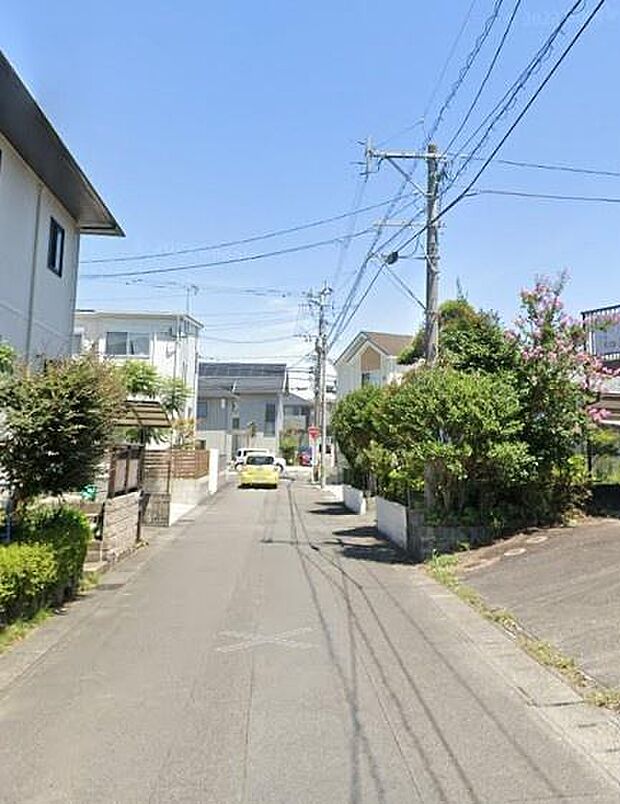 西側の前面道路から撮影♪