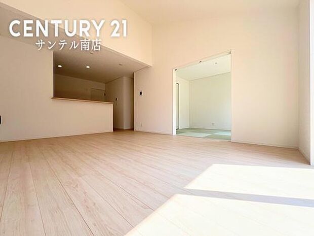 (同仕様モデル写真)）リビング18.5帖※モデル写真でございます。色や配置の相違がある場合がございます。開放感のあるリビング♪お部屋全体が明るく、清潔感のある家族団らんのスペースです(^^♪