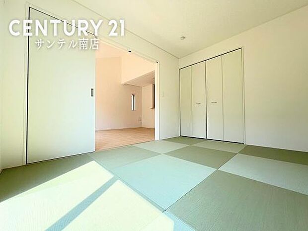 （同仕様写真）和室※床色、建具の色が異なる場合がございます。便利な収納付き。限られた空間を有効活用でき、お部屋を広くすっきり使えます。