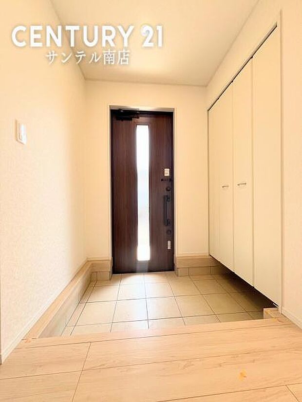 （同仕様写真）玄関　シューズボックスがあり、玄関を綺麗に整頓出来ます。※床、建具の色が異なる場合がございます。