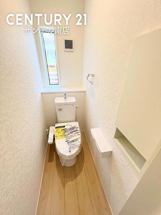 (同仕様写真)落ち着いた雰囲気のトイレ温水洗浄暖房便座でございます(^^♪※色や配置の相違がある場合がございます。