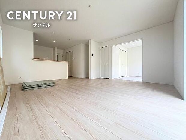 対面キッチンからリビングを見渡せる安心設計。家族とのコミュニケーションも取りやすい間取りです。