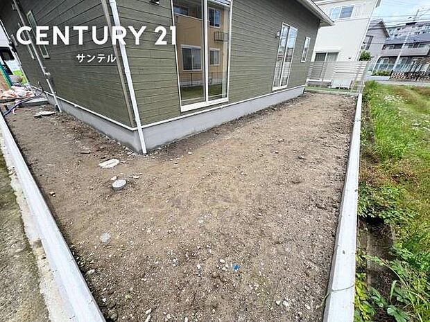 お休みの日は、お庭でガーデニングやDIYなどの趣味に没頭したり、ご家族でバーベキューをしたりと、自由に使える素敵なスペースです♪