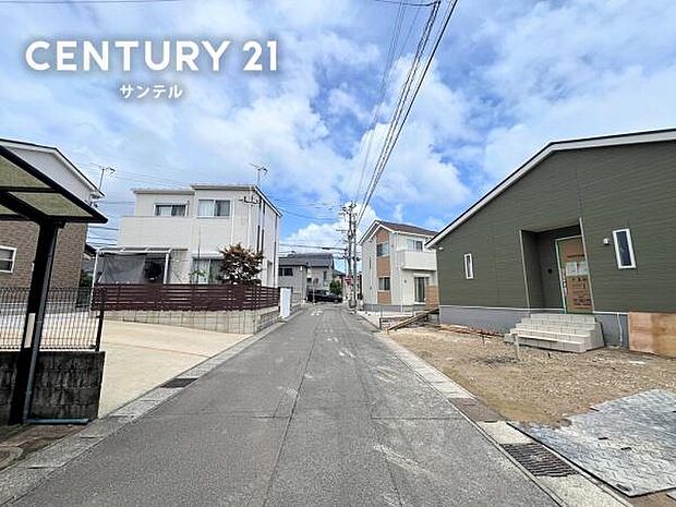西側の前面道路から撮影♪