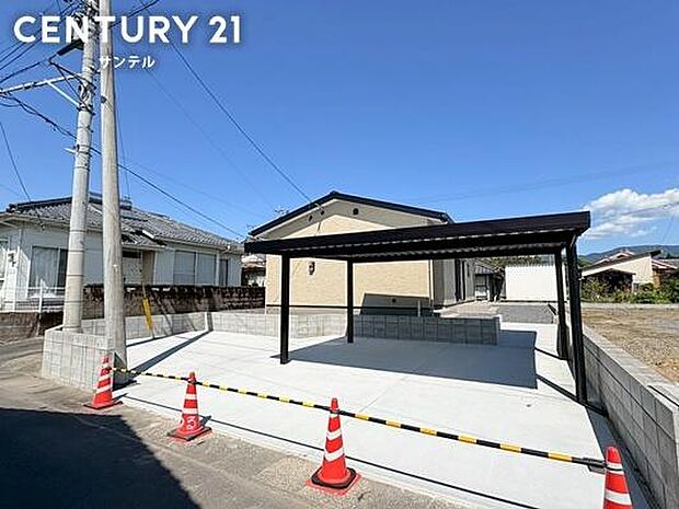 駐車場は非常にゆとりを持って設計されており、カーポート付き！これだけの広さがあれば、駐車が苦手な方でもストレスなく出し入れができそうです。
