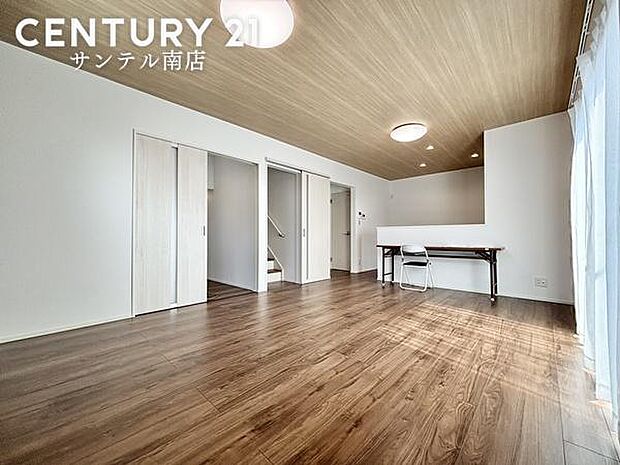 明るく、落ち着きのあるリビング♪ダイニングスペースも含めてゆとりのあるスペースで、ご家族でお食事や団らんしたり、ゆったりとしたご家族の時間を過ごせます♪