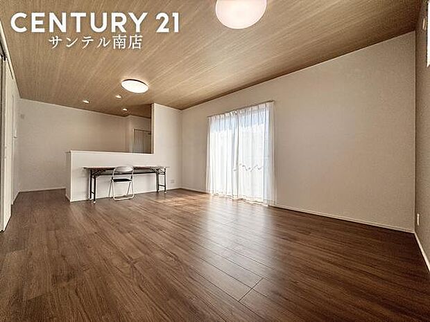 リビングは家具が配置しやすい造りになっております。家族が集まる場所だからこそ、こだわりの家具を置きたいですよね(^^♪リビング階段ですのでご家族と毎日、お顔を合わせる事ができます!