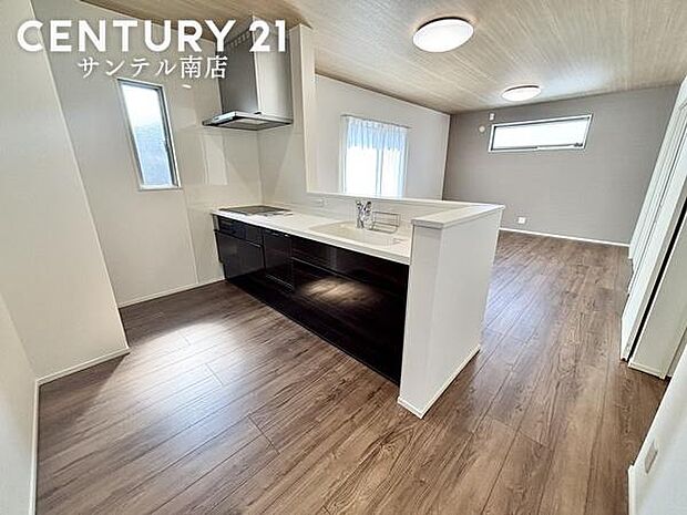 カウンターキッチンからリビングにいるご家族やお子様の様子が見えるので、コミュニケーションがとりながら、ご家族の大切な時間を共有できるリビングスペースです♪