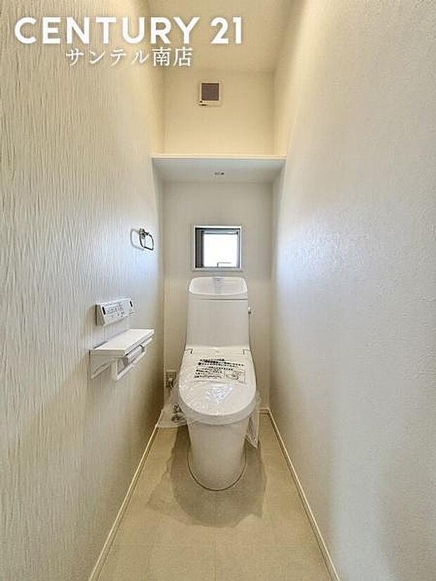 1階のトイレ♪換気できる小窓付きのタンクレストイレです!温水洗浄暖房便座でございます(^^♪