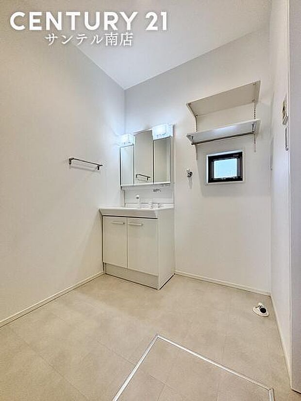 洗面化粧台は収納付きの三面鏡になってます♪朝のお忙しい時間帯でも三面鏡の洗面台ならお出かけ前のご準備も手助けしてくれること間違いなし♪