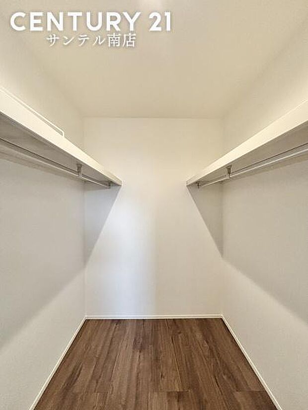 容量に余裕のあるウォークインクローゼットです!お子様のお洋服などを入れても十分な収納量♪