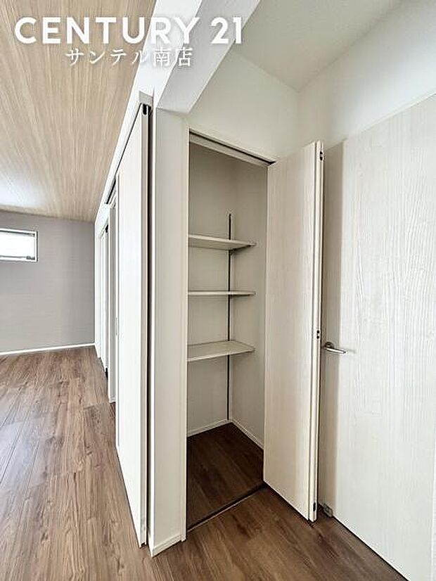 リビングの収納スペースです!パントリー等にいかがでしょうか(^^♪