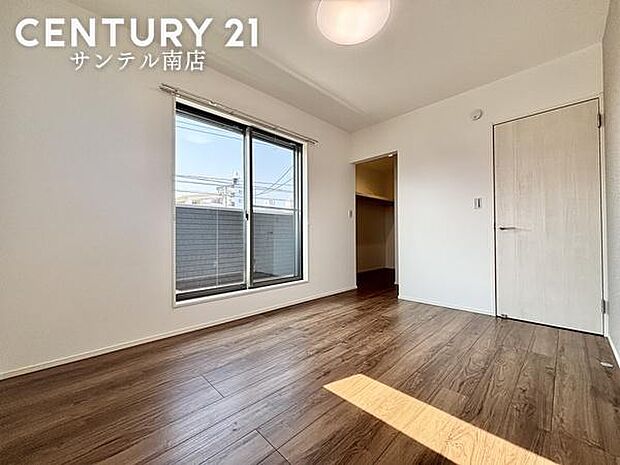 余裕のある洋室です！主寝室にいかがでしょうか♪日当たり、風通し良好です(^^♪