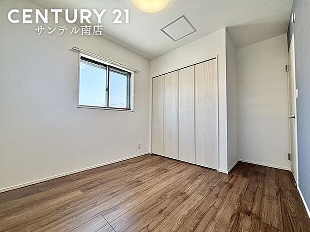 余裕のある洋室です！風通し良好です(^^♪大容量のクローゼット収納も完備しております！