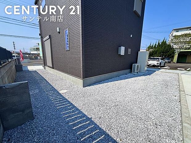 広々とした庭は、ガーデニングやアウトドアライフに最適。家族や友人との楽しい時間を過ごせる空間です。