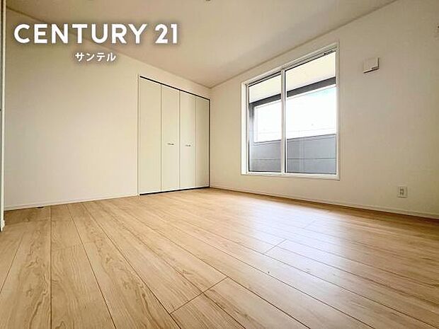 7.2帖の洋室です♪バルコニーとつながる洋室となっており、しっかり日が差し込みますので気持ちの良い目覚めができる素敵なお部屋です♪