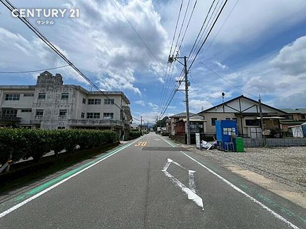 東側の前面道路の写真です♪