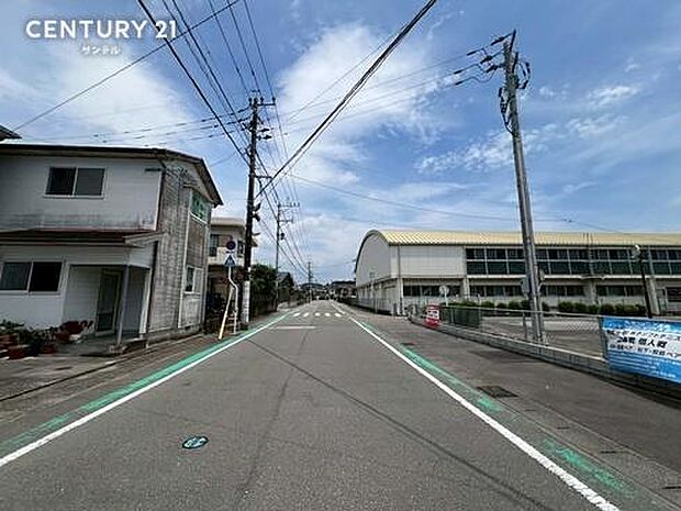 前面道路を含めた現地写真です♪