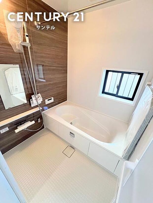 天候を気にせず洗濯物を干せる浴室乾燥機付き。冬場のヒートショック対策にもなる暖房機能など、一年中快適に過ごせる設備が整っています。家事の効率を上げ、家族の健康を守る機能美にあふれた浴室です。