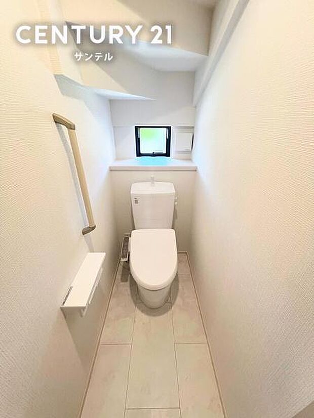 トイレが2か所ございます。白を基調としたクリーンな内装で、毎日使う場所だからこそ、気持ちよく過ごせる空間に仕上げました。
