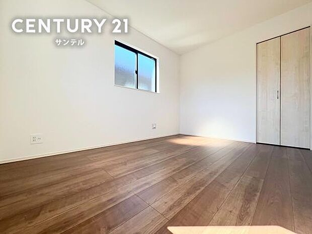 落ち着いた色調のフローリングが、心安らぐ空間を演出。シングルベッドを2台並べてもゆとりがあるため、寝室としても重宝します。クローゼット付きで生活感を隠せる、シンプルながら心地よいプライベート空間です。