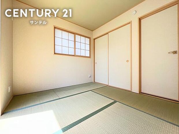 扉を閉めれば静かな個室になり、テレワークや来客時の寝室としても活躍。1階で生活が完結する設計なので、将来的にも長く快適に住み続けられます。収納も充実しており、室内を常に整えやすい機能的な間取りです。