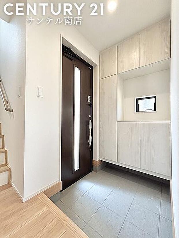 明るい玄関(^^♪容量にも余裕のあるシューズクローゼット完備しております!