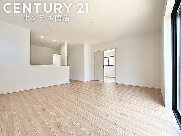 明るく、落ち着きのあるリビング♪ダイニングスペースも含めて約16帖のゆとりのあるスペースで、ご家族でお食事や団らんしたり、ゆったりとしたご家族の時間を過ごせます♪