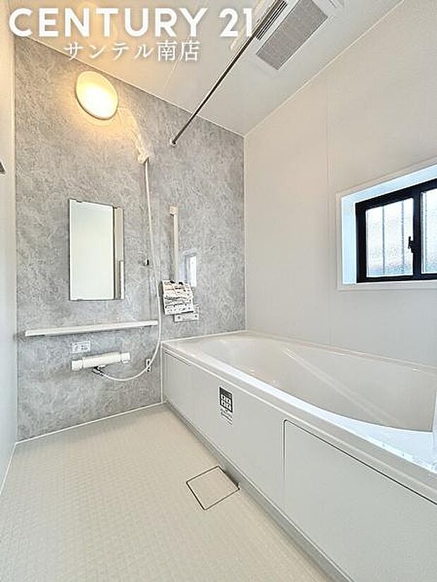 1日の疲れもゆっくり取ることのできる広々としたユニットバス♪浴室乾燥、涼風、暖房、換気システムが付いておりますので、快適なバスタイムを過ごせます♪