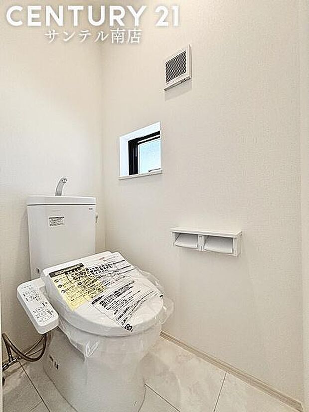 換気できる小窓付きのトイレです!温水洗浄暖房便座でございます(^^♪