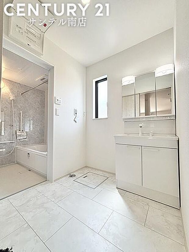 洗面化粧台はデザインと機能性を融合しております!収納量も豊富で引き出しはソフトクローズ仕様。3面鏡タイプで毎朝の身だしなみをチェックできます♪