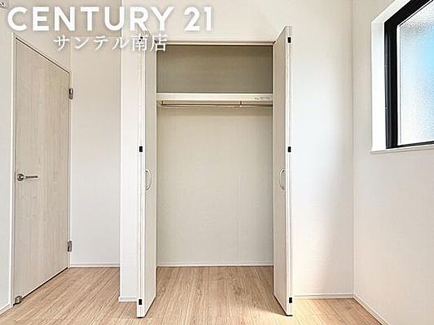 洋室のクローゼットです!ご家族様、皆様の洋服などを整理しやすい仕様の収納です。