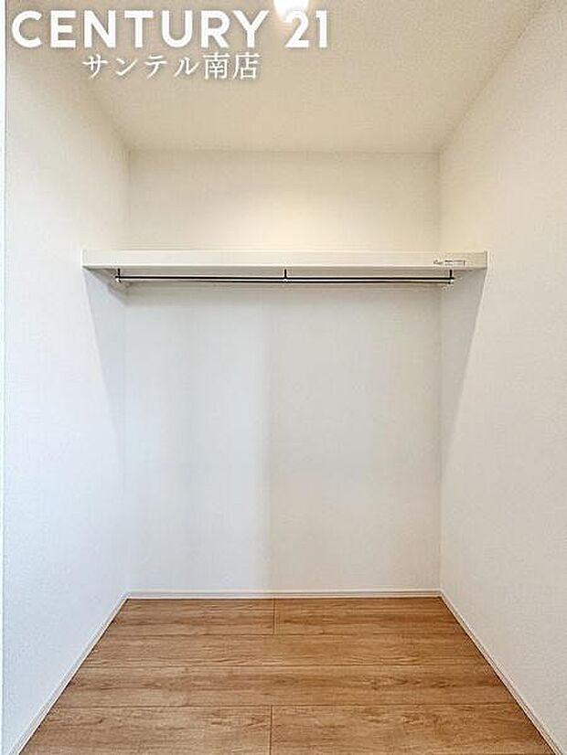 洋室のウォークインクローゼットです!荷物の多い子育て世帯も安心の収納力です(^^♪