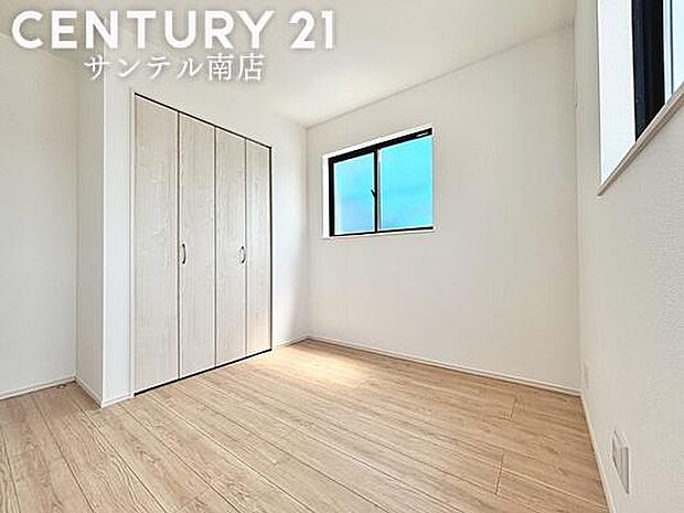 洋室には便利な大容量のクローゼットを設置。普段使いの衣類から季節物まで、しっかり収納できます。