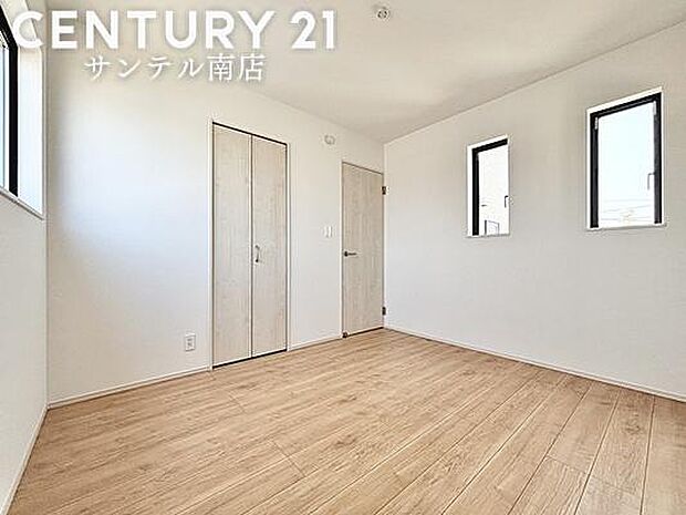 子供部屋にいかがでしょうか♪日当たり、風通し良好です(^^♪クローゼットも完備しております!