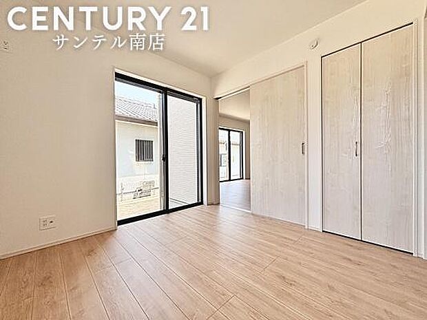 リビング横の洋室です!収納力のあるクローゼット付き♪来客時には客間にいかがでしょうか(^^♪