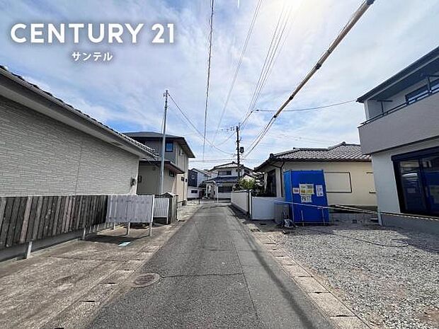 前面道路を含めた現地写真です♪