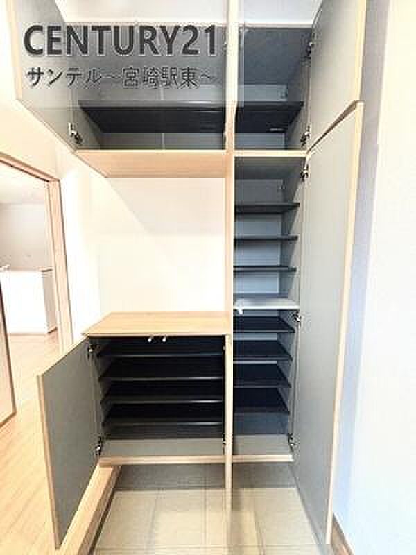 シューズボックス付きで、家族全員の靴もすっきり収納。玄関まわりが片づきやすく、いつでも気持ちよくお客様を迎えられます。