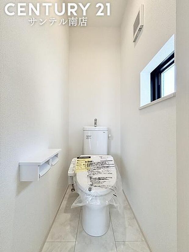換気できる小窓付きのトイレです!温水洗浄暖房便座でございます(^^♪