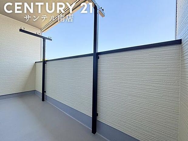 バルコニーです。日当たりばっちりで晴れた日は気持ちよい一日が過ごせます♪